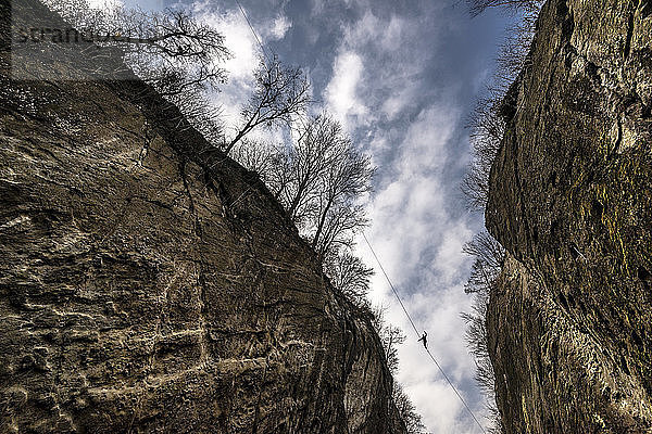 Der deutsche Slackliner Lukas Irmler läuft über eine 113 m lange und 30 m hohe Highline in Neubeuern  Bayern  Deutschland.