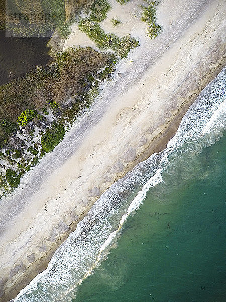 Vertikale Luftaufnahme einer Drohne über dem Strand von Rhode Island