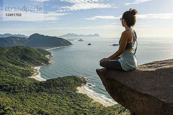 Frau am Rande des Berges in Pedra do Tel?©grafo  Barra de Guaratiba  westlich von Rio de Janeiro  Brasilien