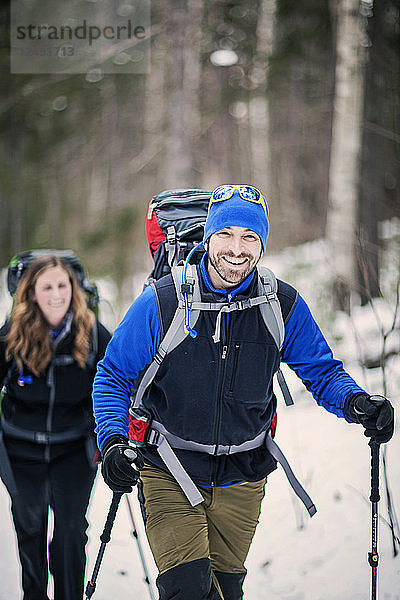 Zwei Wanderer beim Trekking durch einen Wald in Maine