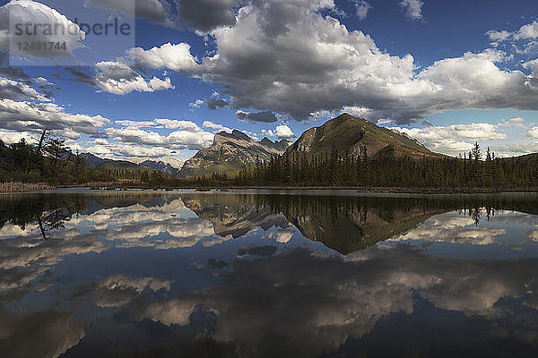 Reflexion von Bergen und Wolken in Vermillion Lake  British Columbia  Kanada