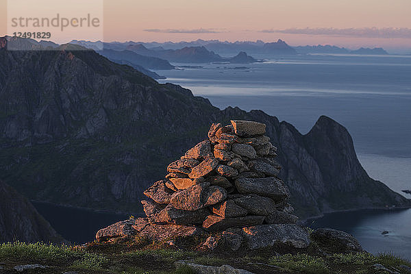 Gipfelhügel auf Veinestind im Licht der untergehenden Sonne  Moskenes??y  Lofoten  Norwegen