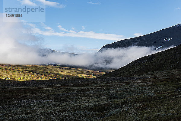 Tief hängende Wolken im Gebirgstal Syterskalet in der Nähe der Viterskals-Hütte  Kungsleden-Weg  Lappland  Schweden