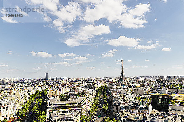 Blick auf den Eiffelturm und das Stadtbild vom Arc De Triomphe in Paris