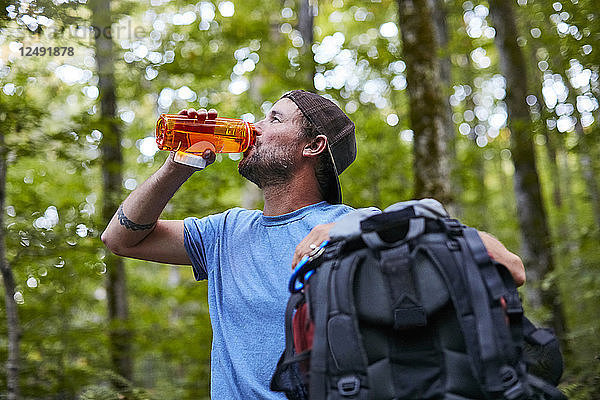 Ein Mann trinkt Wasser beim Wandern entlang des Appalachenwegs