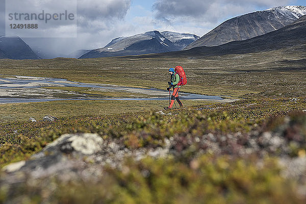 Einzelner Wanderer beim Wandern durch das Tj?§ktjavagge-Tal südlich der S?§lka-Hütte  Kungsleden  Lappland  Schweden