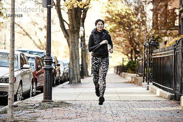 Sportler Frau läuft auf der Straße in Boston