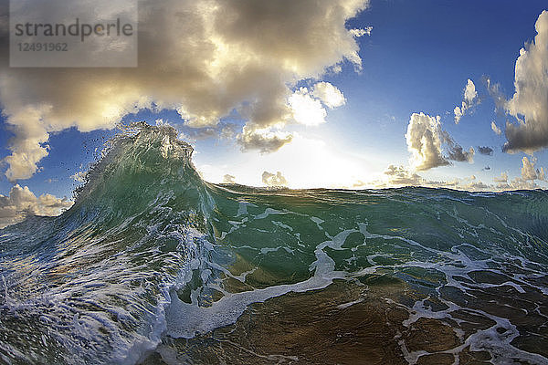 Zwei Wellen  die im frühen Morgenlicht in Hawaii aufeinanderprallen.