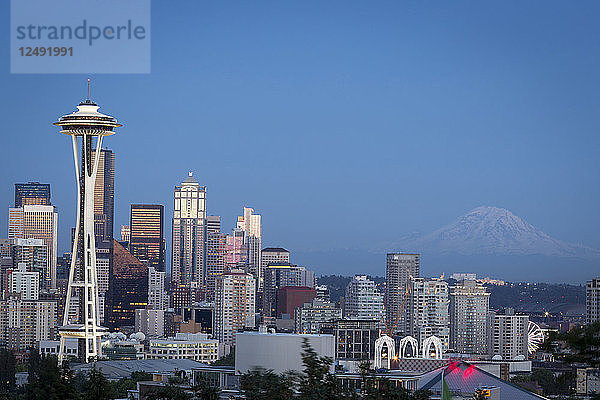 Die Skyline von Seattle  gesehen vom Kerry Park. Mount Rainier und die Raumnadel stechen hervor.