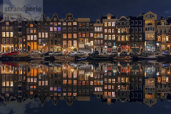 Reflexion von Häusern auf Kanal in Amsterdam