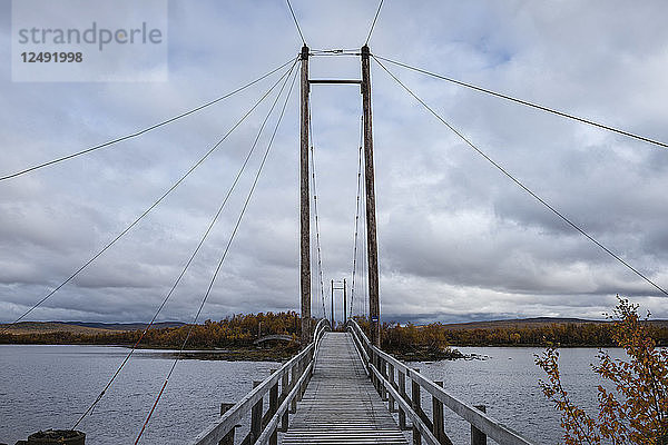 Hölzerne Hängebrücke zwischen Inseln im See T?§rnasj??n  Kungsleden-Weg  Lappland  Schweden