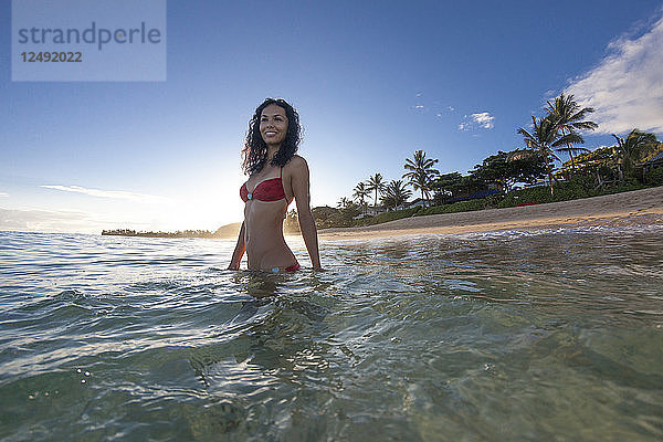 Junge Frau genießt das klare tropische Wasser von Oahu  Hawaii