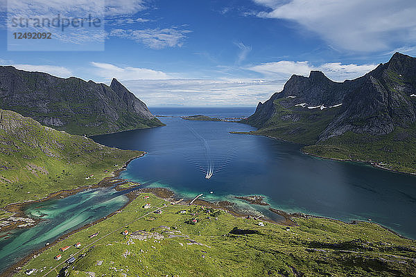 Passagierfähre bei der Ankunft im abgelegenen Dorf Vindstad  Moskenes??y  Lofoten  Norwegen