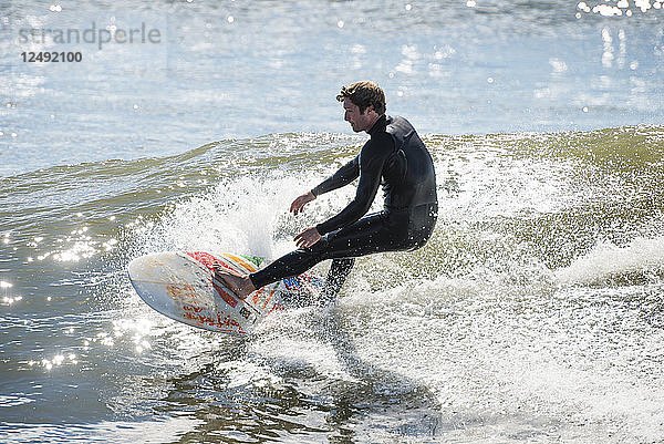 Mann surft auf der Welle von Rhode Island in New England  USA