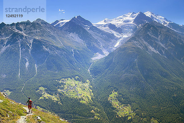 Ein Wanderer beim Abstieg vom Augstbordpass ins Matterhorntal