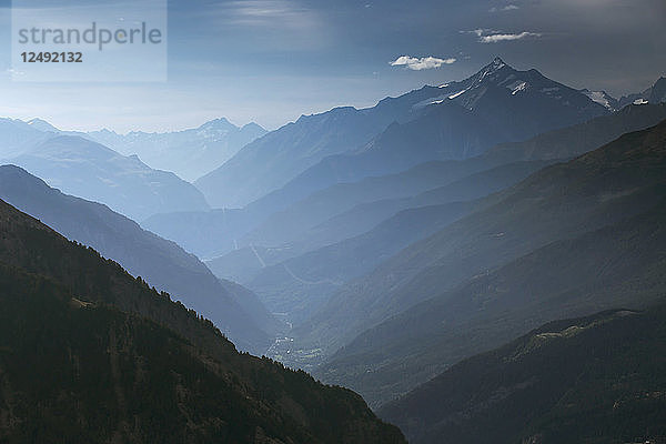 Bergkämme des Aosta-Tals in Italien im Morgennebel