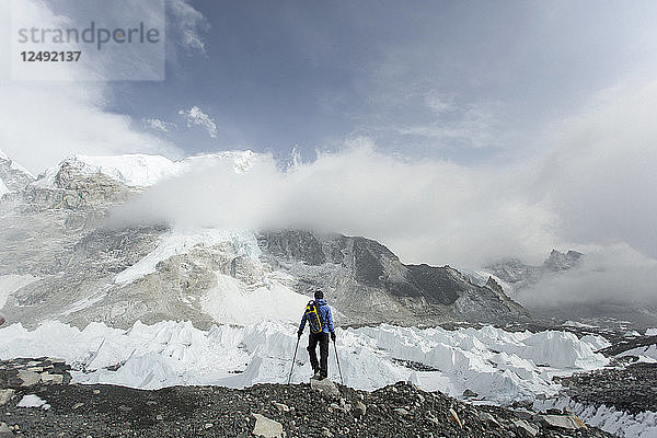 Ein Trekker steht über dem Khumbu-Gletscher im Everest-Basislager.