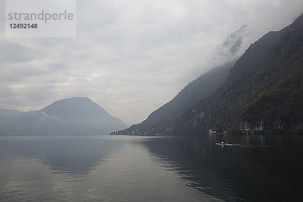 Blick auf den See mit Ruderer und aufziehenden Wolken