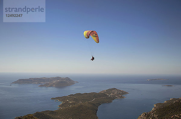 Gleitschirmfliegen im Abstieg nach Kas  Antalya  Türkei