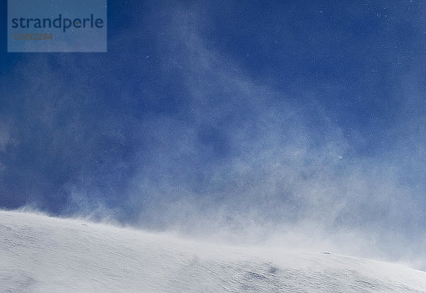 Die starken patagonischen Winde blasen Schnee in die Luft am Cerro Catedral  Argentinien