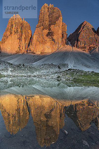 Blick auf die Drei Zinnen in den Dolomiten bei Sonnenuntergang
