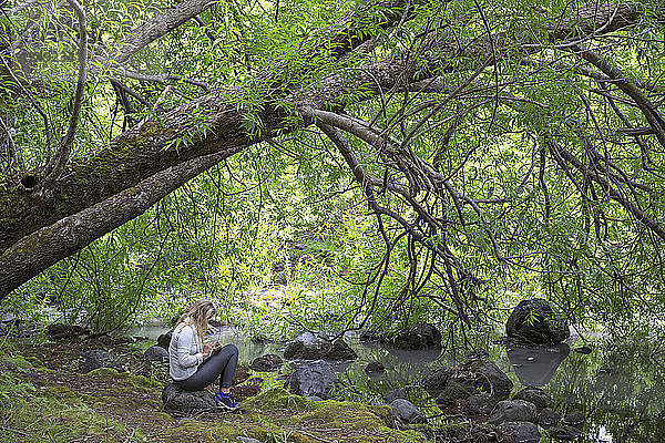 Fernansicht einer Frau im grünen Wald  sedierender Text