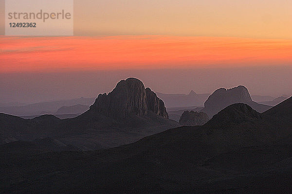 Sonnenuntergang von der Einsiedelei von Pater Charles de Foucauld aus gesehen. Algerien  Sahara  Hoggar (Ahaggar-Gebirge)  Tamanrasset