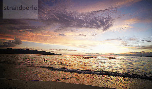 Solares Landschaftsbild mit Wolken in der Abenddämmerung  Indonesien Gili-Inseln