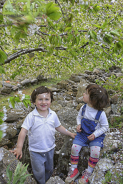 Zwei Kinder entspannen sich im Valle Del Jerte  Extremadura  Spanien