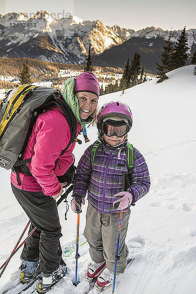 Mutter und Tochter beim Backcountry-Skifahren in der Nähe des Molas Passes oberhalb von Silverton  Colorado.