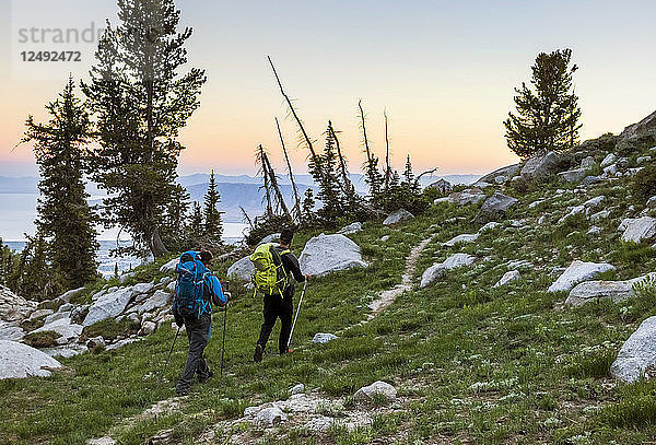 Zwei Männer beim Wandern auf Utahs Lone Peak in den Wasatch Mountains