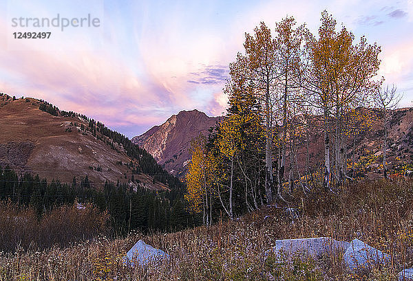 Der Sonnenaufgang auf dem Mount Superior an einem Herbsttag im Little Cottonwood Canyon  Utah.