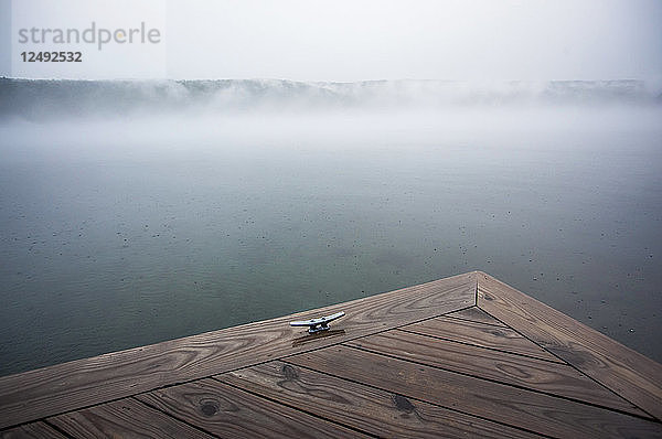 Die Ecke eines Docks am Skaneateles See bei Nebel