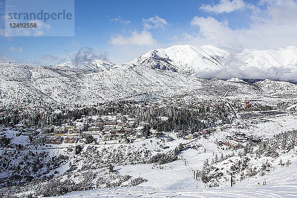 Eine frische Schneedecke bedeckt die Basiszone des Cerro Catedral in Argentinien