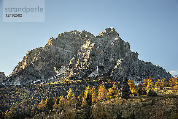 Herbstfarben bedecken die italienischen Alpen