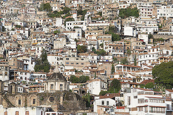 Häuser auf einem Berg in Taxco de Alarcon in Guerrero  Mexiko.
