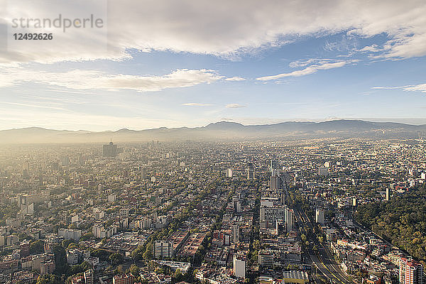 Blick auf Mexiko-Stadt von einem hohen Gebäude am Paseo de la Reforma  Distrito Federal  Mexiko