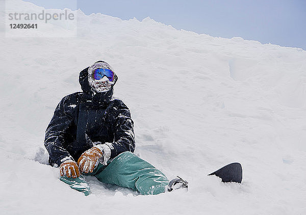 Das Gesicht eines Snowboarders  bedeckt mit Schnee am Cerro Catedral  Argentinien