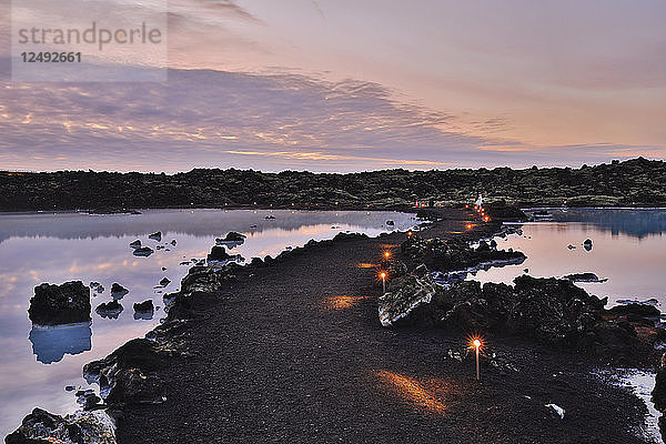 Weg zur Blauen Lagune zwischen Kieselwasser und Lavafeldern in der Dämmerung  Halbinsel Reykjanes  Island.