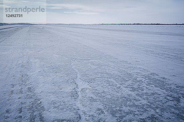 Eisstraße zwischen Inuvik und Tuktoyaktuk  Nordwestterritorien  Kanada  17. März 2016. Mit dem Bau der neuen Allwetterstraße ist dies eine der letzten Saisons  in denen diese Eisstraße  die sich entlang der Mackenzie River-Delta-Kanäle bis zur Küste des Arktischen Ozeans erstreckt  instand gehalten wird.