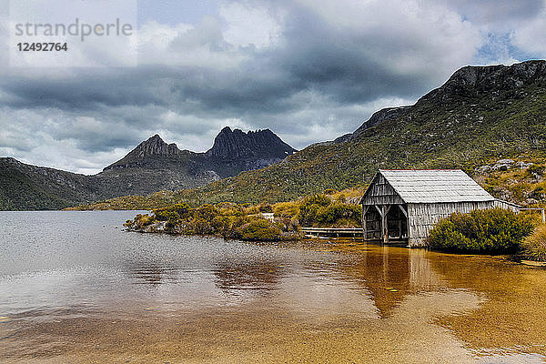 Blick auf den Cradle Mountain vom Dove Lake in Tasmanien