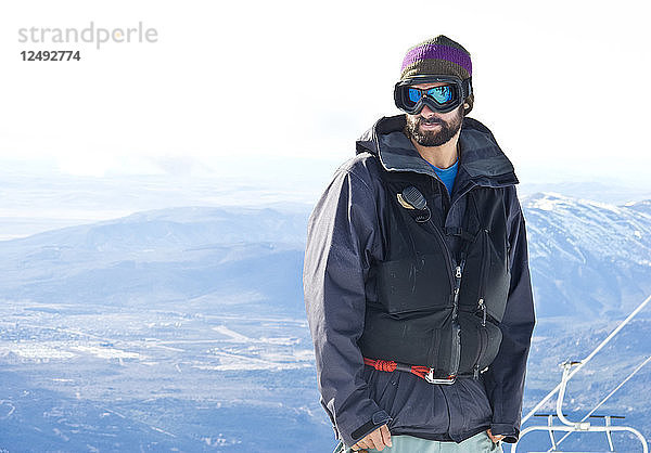 Porträt eines Snowboarders am Cerro Catedral in Argentinien