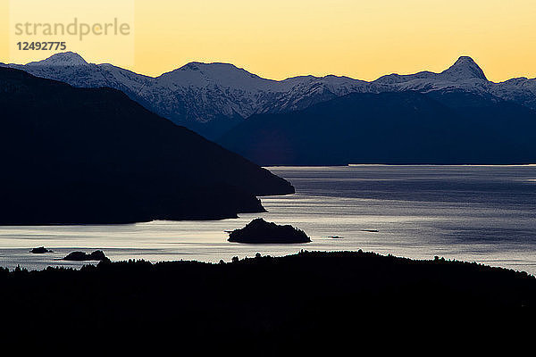 Glühender Himmel über den Anden und dem Lago Nahuel Huapi in Argentinien