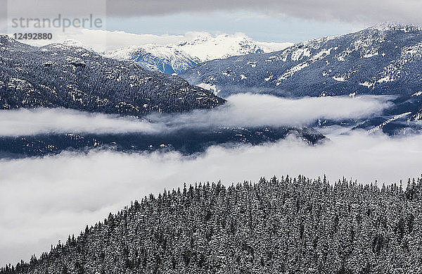 Wolken ziehen durch das Whistler Valley in British Columbia
