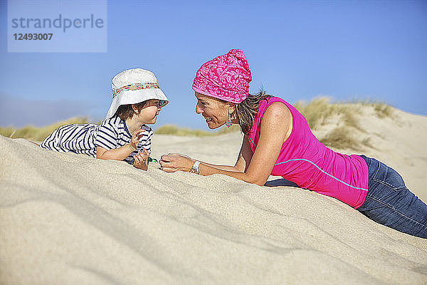 Mutter spielt am Strand Sanddünen Sa?? Jacinto