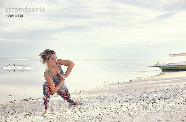 Schönes Mädchen am Strand macht Yoga. Indonesien Gili Insel