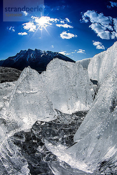 Eisiges Ufer eines Bergsees im Frühling