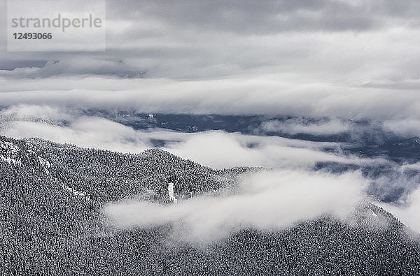 Wolken ziehen durch das Whistler Valley an einem kalten Wintertag in British Columbia