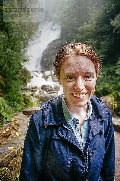 Frau am Tork-Wasserfall im Killarney-Nationalpark.