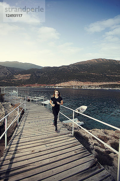 Frau läuft auf der Brücke am Meer  Antalya Ka?ü Türkei
